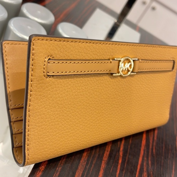 Michael Kors Reed Large Bifold Pebbled Leather Snap Wallet Card Case 
Deer
NWT - Picture 9 of 16